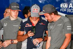 Stoffel Vandoorne, McLaren, Carlos Sainz Jr., Scuderia Toro Rosso y Fernando Alonso, McLaren