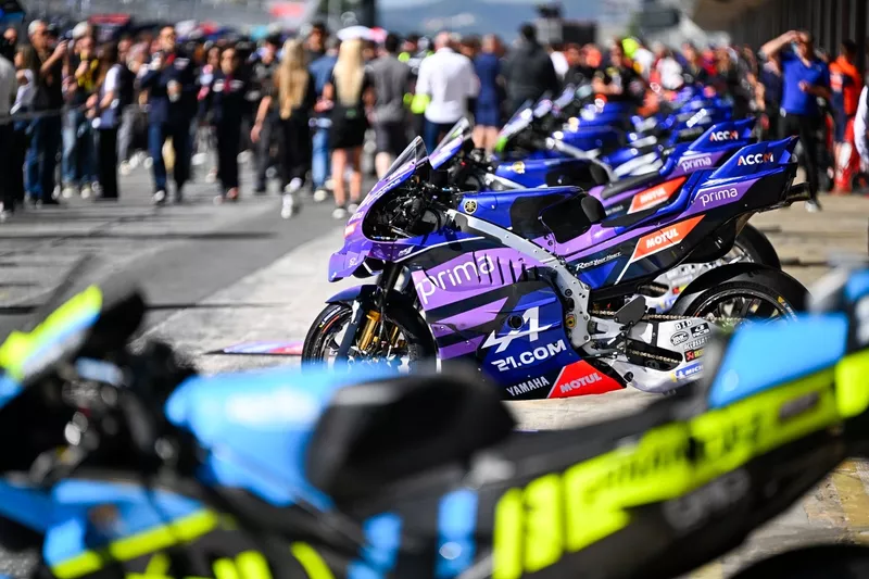 La Yamaha Pramac Racing dans la voie des stands.