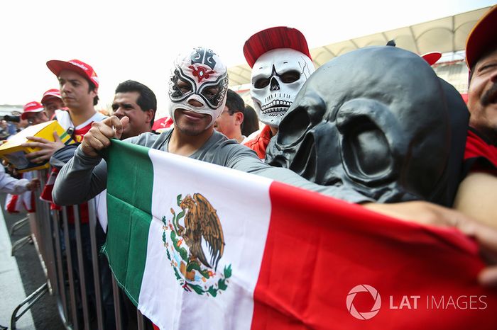 Fans en el pit lane para la firma de autógrafos
