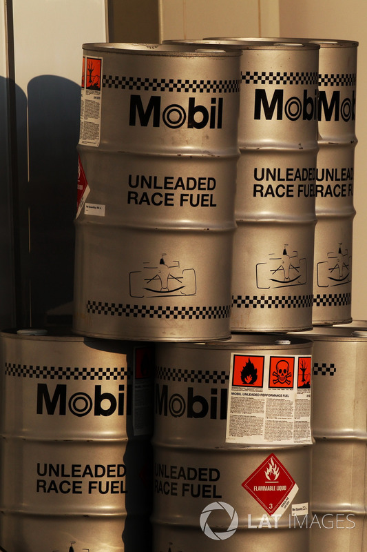 Mobil fuel cans