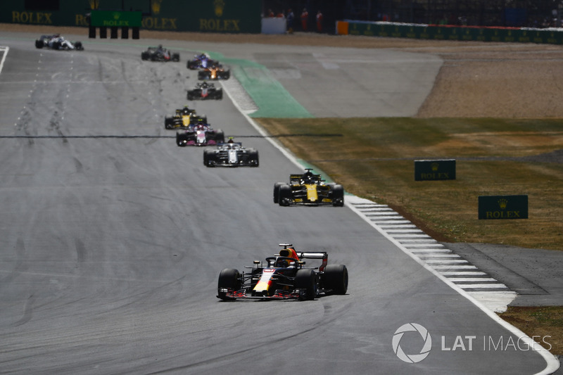 Daniel Ricciardo, Red Bull Racing RB14, leads Nico Hulkenberg, Renault Sport F1 Team R.S. 18, and Charles Leclerc, Sauber C37