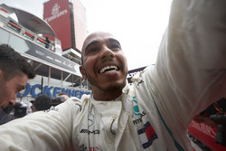 Race winner Lewis Hamilton, Mercedes AMG F1, celebrates in Parc Ferme with his team