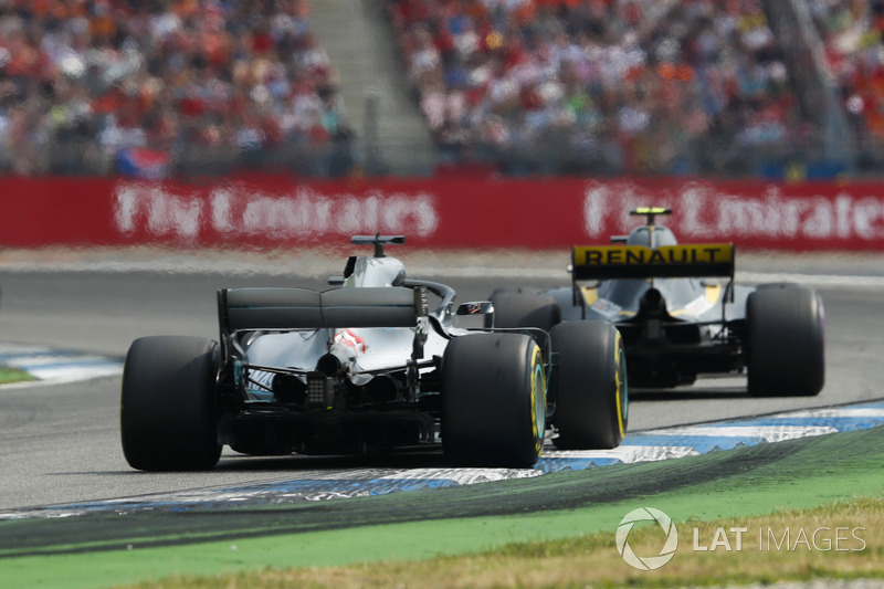 Lewis Hamilton, Mercedes AMG F1 W09, derrière Carlos Sainz Jr., Renault Sport F1 Team R.S. 18