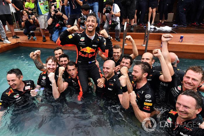 El ganador de la carrera Daniel Ricciardo, Red Bull Racing celebra con el equipo en la piscina Red Bull Energy Station
