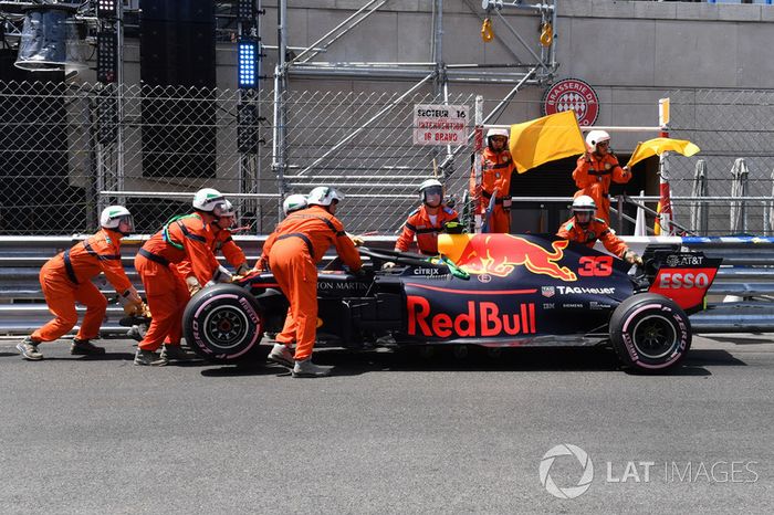Max Verstappen, Red Bull Racing RB14, después del choque