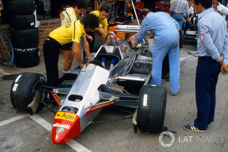 Los mecánicos trabajan en el Ferrari 126C2 de Didier Pironi