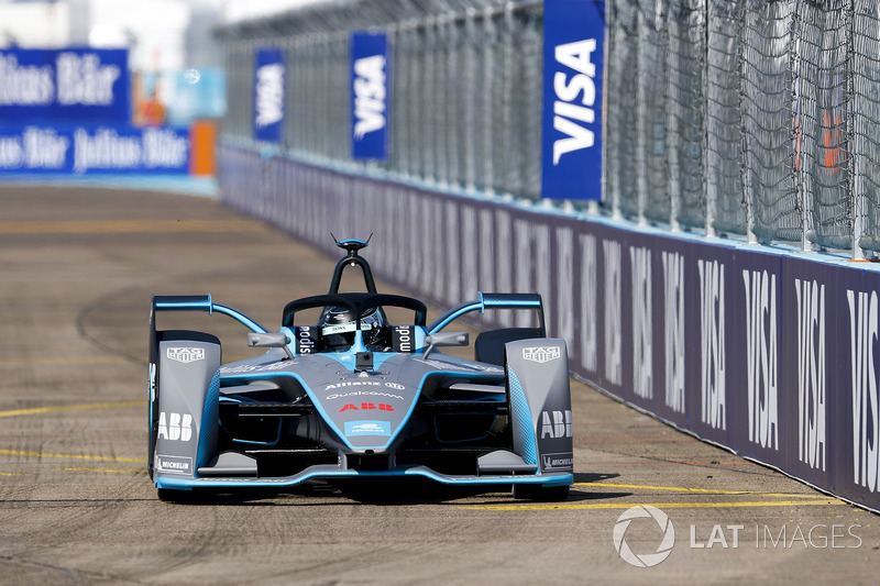 Aksi mobil baru Formula E saat melibas Sirkuit Templehof