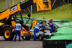 I marshals rimuovono la monoposto incidentata di Lewis Hamilton, Mercedes AMG F1 W08, dopo l'inciden