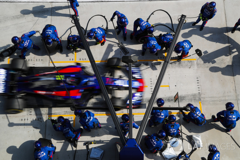 Pierre Gasly, Toro Rosso STR13 Honda, comes in for a pit stop