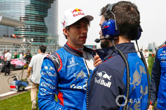 Pierre Gasly, Toro Rosso, on the grid with an engineer