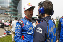 Pierre Gasly, Toro Rosso, en la parrilla con un ingeniero