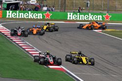 Kevin Magnussen, Haas F1 Team VF-18 and Nico Hulkenberg, Renault Sport F1 Team R.S. 18 battle