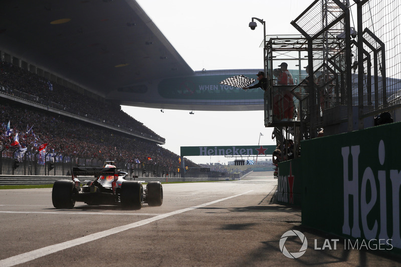 Daniel Ricciardo, Red Bull Racing RB14 Tag Heuer, prende la bandiera a scacchi e conquista la vittoria