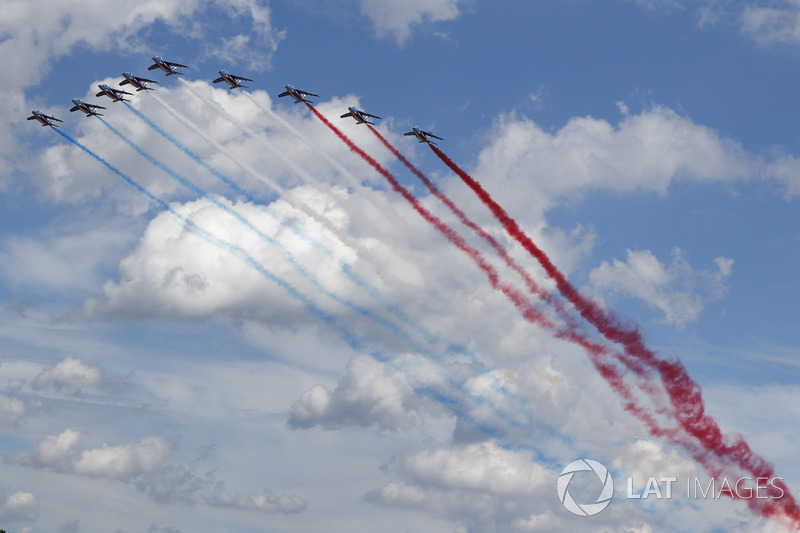 Patrouille de France flypast