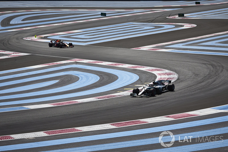 Lewis Hamilton, Mercedes AMG F1 W09, y Daniel Ricciardo, Red Bull Racing RB14