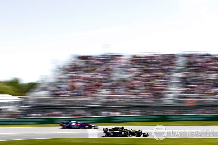 Carlos Sainz Jr., Renault Sport F1 Team R.S. 18, y Brendon Hartley, Toro Rosso STR13.