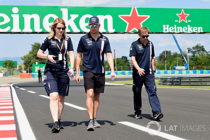 Sergio Perez, Force India, recorre la pista con Bernie Collins, ingeniero de estrategia de Force India