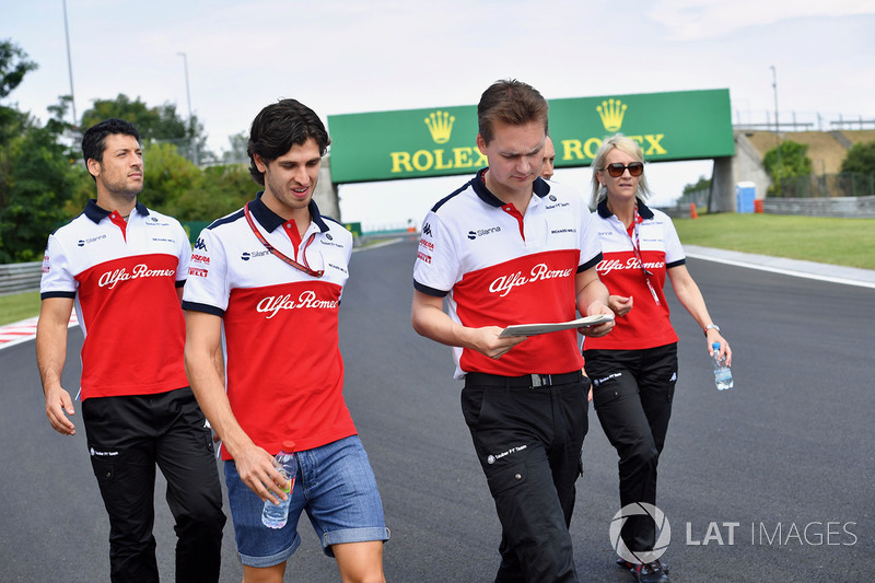 Antonio Giovinazzi, Sauber, cammina lungo il circuito