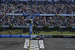 Yarış galibi Kyle Busch, Joe Gibbs Racing, Toyota Camry M&M's Caramel