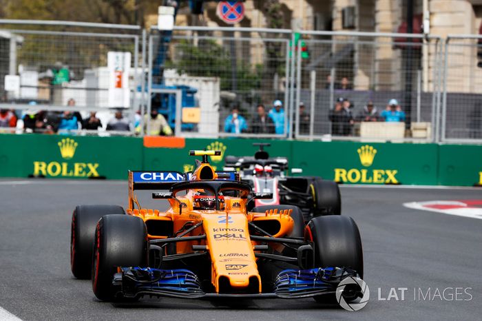 Stoffel Vandoorne, McLaren MCL33 Renault, Romain Grosjean, Haas F1 Team VF-18 Ferrari