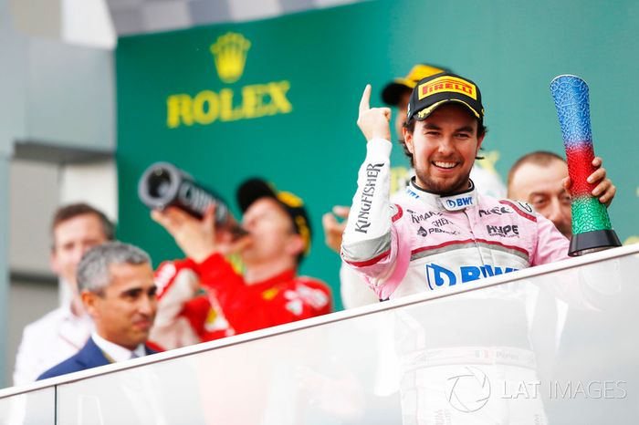 Il terzo classificato Sergio Perez, Force India, festeggia sul podio