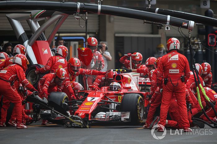 Kimi Raikkonen, Ferrari SF70H makes a pitstop