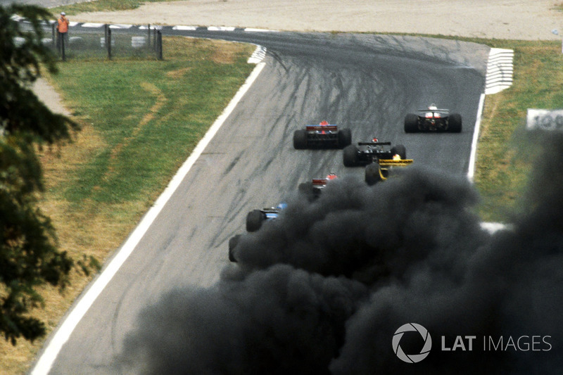 Mentre i corridori davanti imboccano la chicane del Rettifilo alla partenza della gara, un denso pen