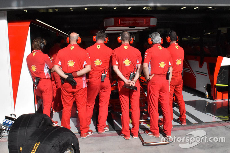 Les mécaniciens Ferrari bloquent le garage