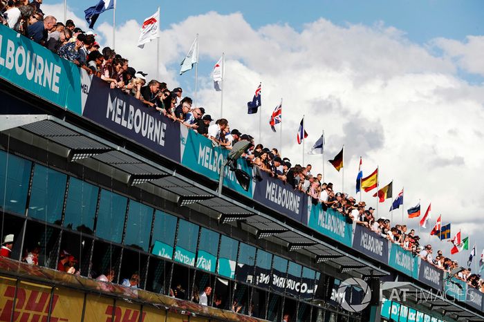 Los fanáticos miran la acción desde arriba del pit lane