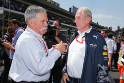 Chase Carey, Formula One Group Chairman met Dr Helmut Marko, Red Bull Motorsport Consultant op de gr