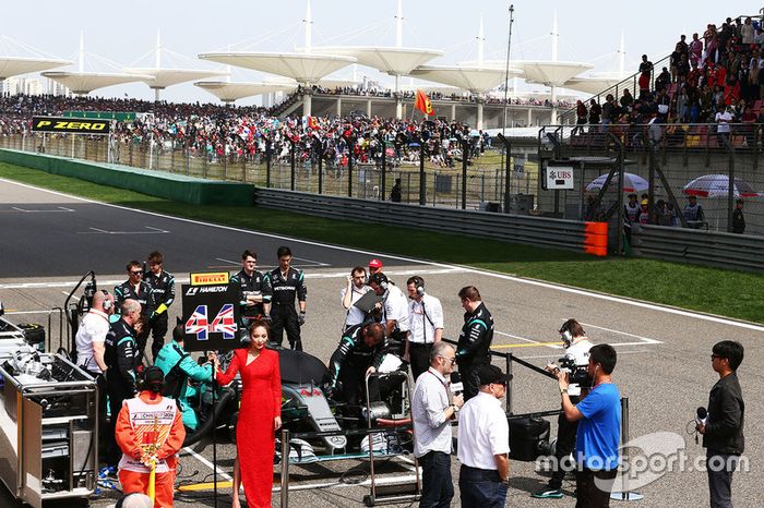 Lewis Hamilton, Mercedes AMG F1 Team W07 en la parrilla