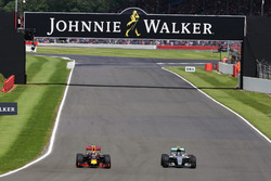 Max Verstappen, Red Bull Racing RB12 y Nico Rosberg, Mercedes AMG F1 W07 Hybrid