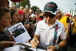 Felipe Massa, Williams, gibt Autogramme