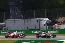 Ніко Росберг, Mercedes AMG F1 W07 Hybrid лідирує на старті гонки