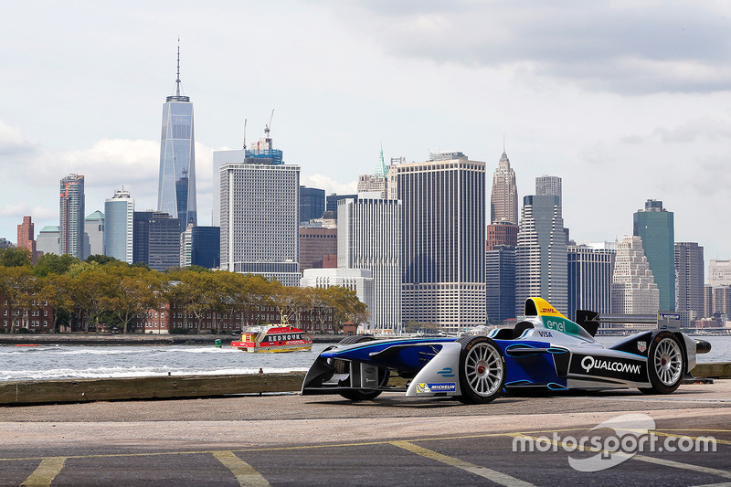 Monoposto di Formula E e lo skyline di New York City