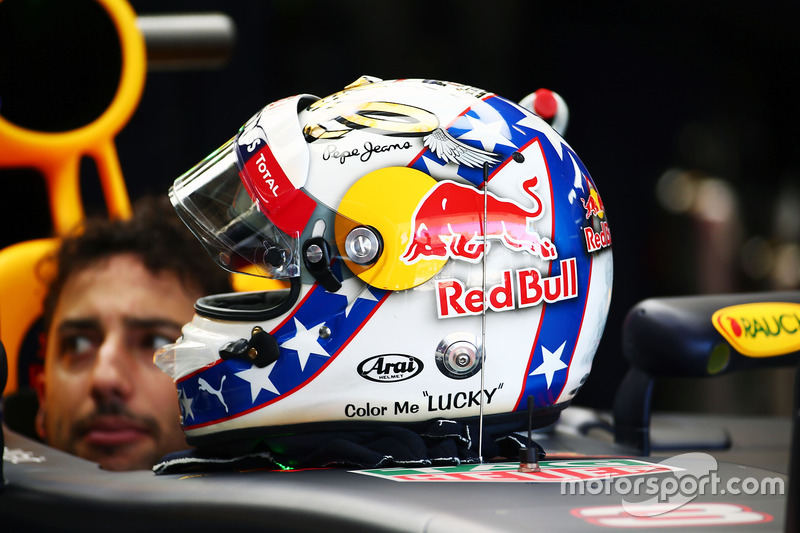 Daniel Ricciardo, Red Bull Racing RB12 - casco tematico de Evel Knievel