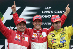 Podio: segundo lugar Rubens Barrichello, Ferrari; ganador de la carrera Michael Schumacher, Ferrari; y tercer lugar Heinz Harald Frentzen, Jordan