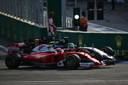 Kimi Räikkönen, Ferrari SF16-H, und Nico Hülkenberg, Sahara Force India F1 VJM09, im Positionskampf