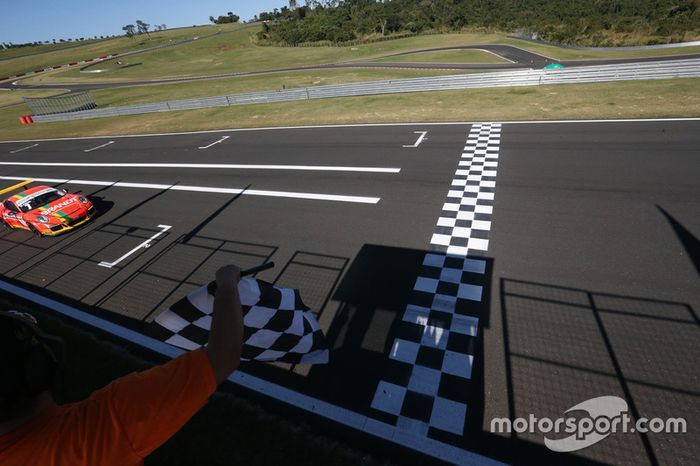 Miguel Paludo e Lico Kaesemodel venceram as duas baterias da Porsche GT3 Cup. Na Challenge, Christian Hahn venceu logo em sua estreia na categoria