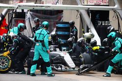 Nico Rosberg, Mercedes AMG F1 W07 Hybrid makes pit stop