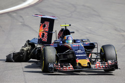 Carlos Sainz Jr., Scuderia Toro Rosso STR11 with a puncture and damaged rear wing