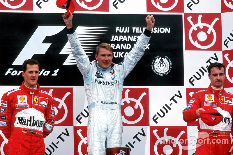 Podium: Ganador de la carrera y Campeón del mundo Mika Hakkinen, McLaren Mercedes, segundo, Michael 