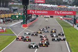 Nico Rosberg, Mercedes AMG F1 W07 Hybrid, führt nach dem Start