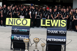 Nico Rosberg, Mercedes AMG F1 und Teamkollege Lewis Hamilton, Mercedes AMG F1, feiern den Konstrukte
