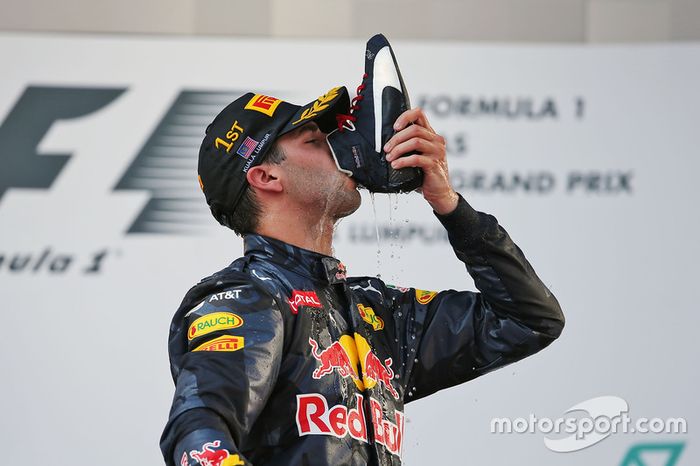 El ganador de la carrera Daniel Ricciardo, celebra con un 'shoey' sobre el podio