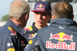 Макс Ферстаппен, Red Bull Racing и доктор Хельмут Марко, консультант Red Bull Motorsport