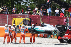 Машину Mercedes AMG F1 W07 Hybrid сошедшего с гонки Нико Росберга, Mercedes AMG F1 убирают из гравий