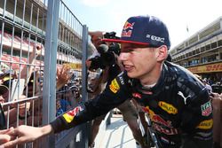 Ganador, Max Verstappen, Red Bull Racing celebra con los fans