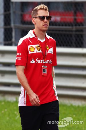 Sebastian Vettel, Ferrari camina por el circuito