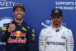 Ganador de la pole Daniel Ricciardo, Red Bull Racing, y el tercer lugar Lewis Hamilton, Mercedes AMG